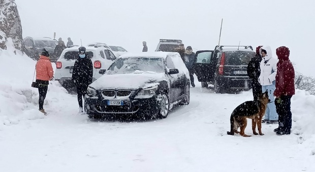 Le auto bloccate sulla stradel del Nerone per il rifugio Corsini