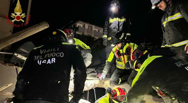 Terremoto Turchia, 12 mila morti accertati. I soccorritori: «Costretti a scegliere chi salvare»