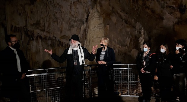 Il regista americano Acosta nelle Grotte di Frasassi
