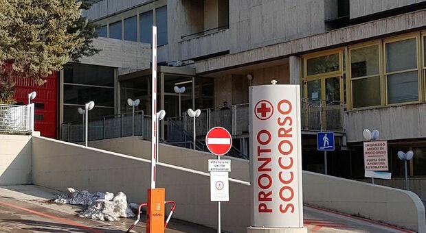 Emergenza senza fine: restano solo 10 posti letto disponibili nei due ospedali del Piceno