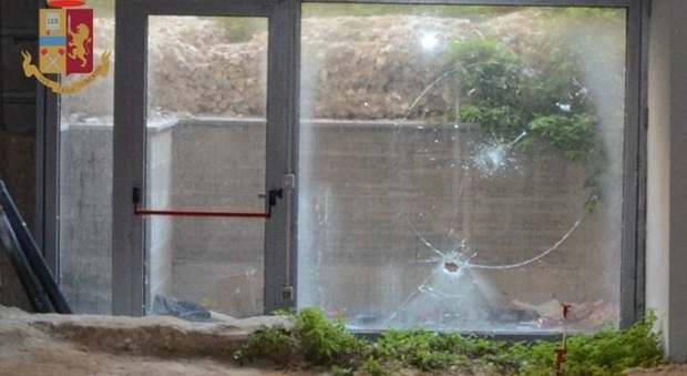 Rompe a colpi di paletti la vetrata blindata dell'area archeologica: vandalo incastrato dalle telecamere