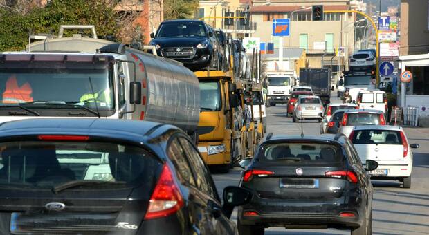 Marciapiedi e asfalti usurati della statale Adriatica, Aspi disposta a pagare le spese di manutenzione. La statale Adriatica