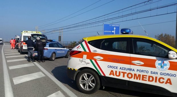 Rocambolesco incidente sulla Statale Coinvolti 50 ciclisti: due all'ospedale