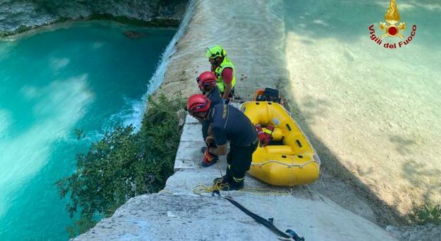 Inciampa e finisce nel torrente Castellano dopo un volo di 5 metri: 24enne salvato dai vigili del fuoco