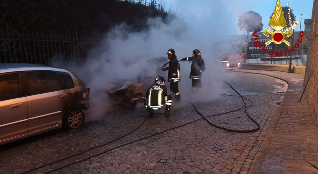 Le fiamme distruggono un'auto e ne danneggiano un'altra: tanta paura