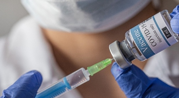Covid, milioni di dosi di vaccini scadute e buttate via: è emergenza smaltimento