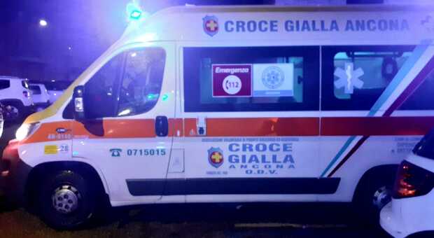 La donna è stata soccorsa da un'ambulanza della Croce Gialla