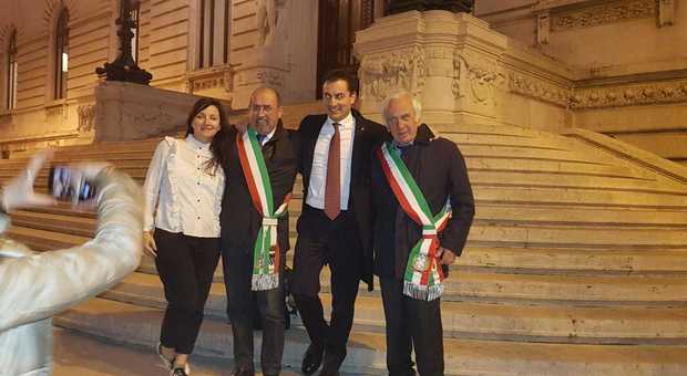 I sindaci secessionisti con Jacopo Morrone ed Elena Raffaelli della Lega fuori da Montecitorio