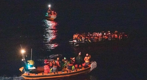 «A Pesaro sbarcano i migranti». Ma le condizioni del mare fermano la nave al Sud: ecco dove sbarcherà