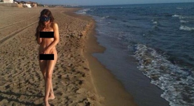 Naike Rivelli nuda in spiaggia