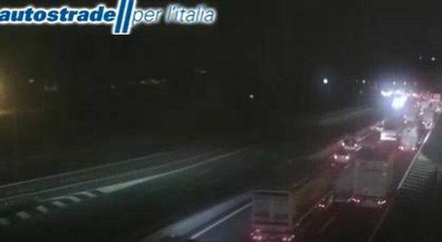 Materiale disperso sulla carreggiata: chiuso il traffico sull'Autostrada A14 tra Pesaro e Fano. Code nel sud delle Marche