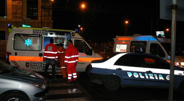 Un'ambulanza della Croce Gialla di Ancona è intervenuta agli Archi per soccorrere il paciere ferito