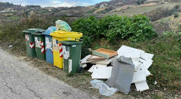 Incursioni continue dei furbetti dei rifiuti: i residenti della contrada sono ormai esasperati