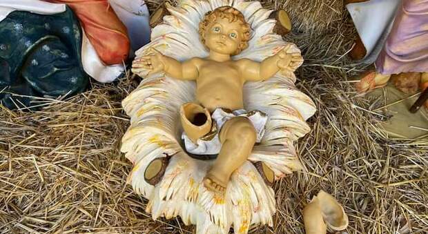 La statuina di Gesù bambino con la gamba spezzata