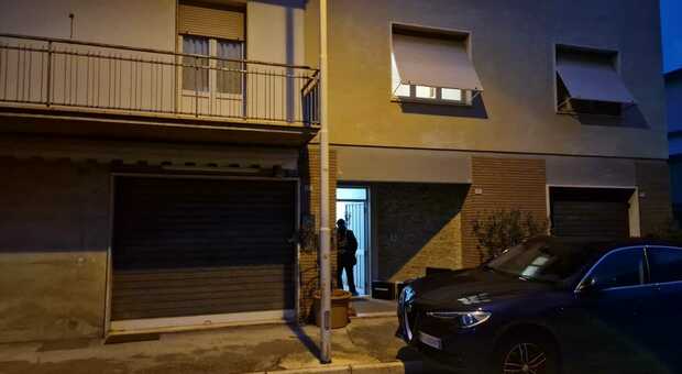 Uccisa dal figlio a San Severino, i vicini di Maria Bianchi sotto choc: «Michele non sta bene»