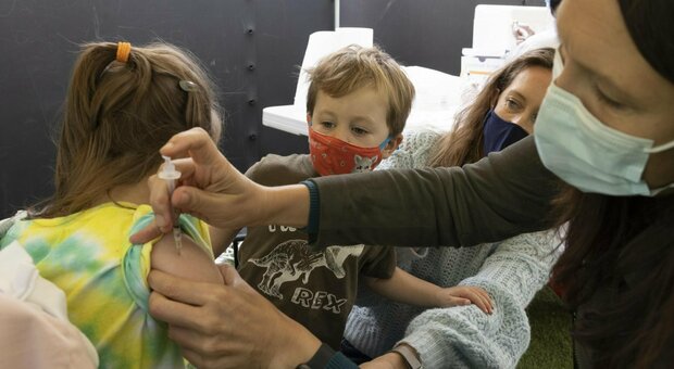 Vaccino ai bambini, il caso dei genitori separati (e in disaccordo). Chi decide per il figlio?