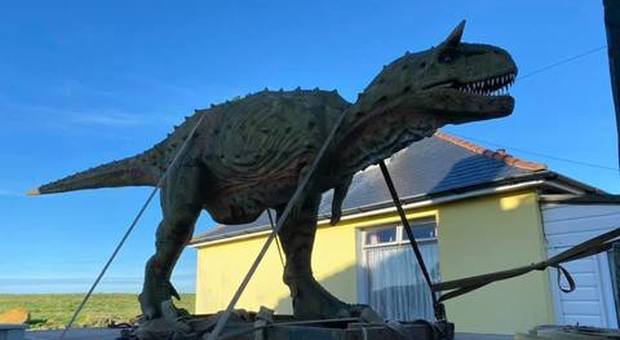 Il papà compra un dinosauro al figlio, ma a casa arriva una statua a grandezza naturale