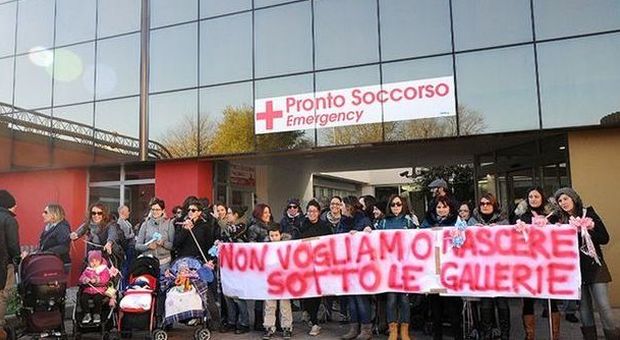Le mamme protestano davanti al Pronto soccorso dell'ospedale