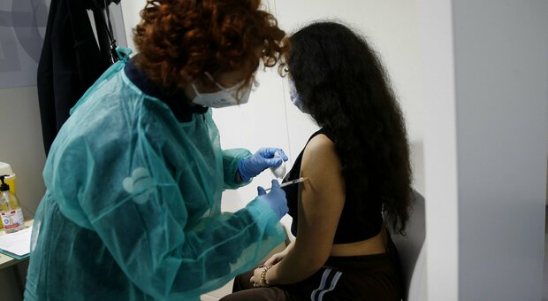 La vaccinazione con la dose booster contro il rialzo dei contagi nelle Marche