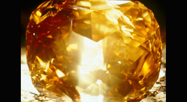 Operaia trova per terra un diamante da 30mila euro, lo restituisce subito