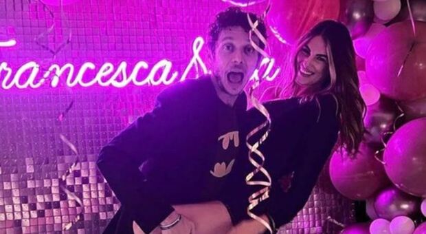 Valentino Rossi, festa di compleanno speciale per i 28 anni della fidanzata Francesca Sofia Novello incinta
