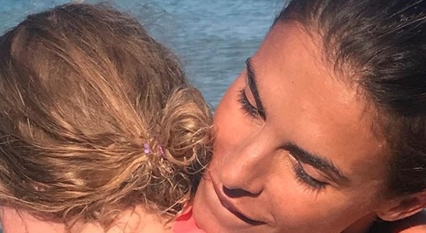 Elisabetta Canalis e le foto della figlia Skyler sui social: «Ecco perché non mostro il suo volto»