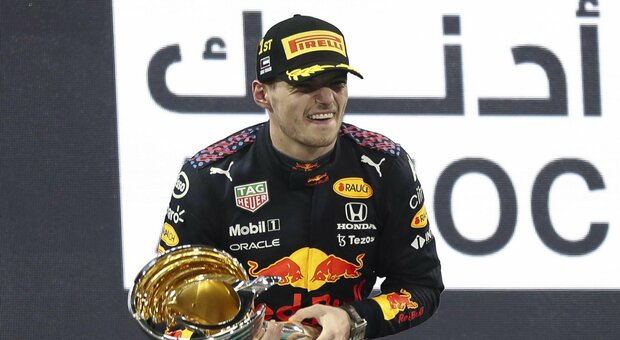 F1, Verstappen campione del mondo: incredibile sorpasso ad Hamilton all'ultimo giro. È il primo titolo