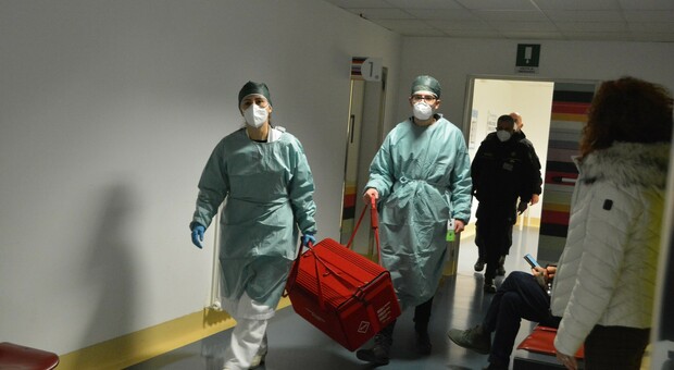 Giallo sull'arrivo dei flaconi con i vaccini, blitz dei carabinieri del Nas all'ospedale per un controllo sulla conservazione