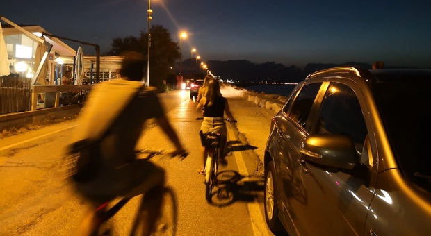 Ciclisti la sera in viale Ruggeri