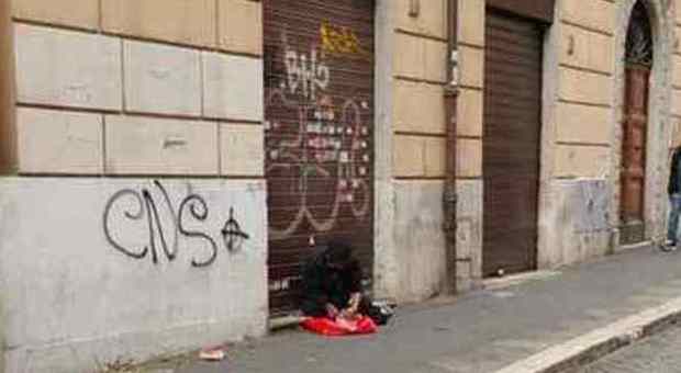 Roma, choc all'Esquilino: si inietta eroina in strada tra i passanti in pieno giorno