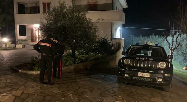 I carabinieri sul luogo in cui è stato ritrovato il cadavere