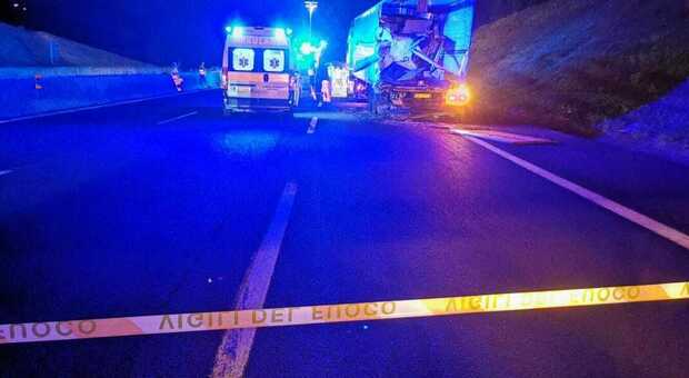 Strage sull'autostrada: tre morti e due feriti gravi in uno scontro tra due tir e un'auto
