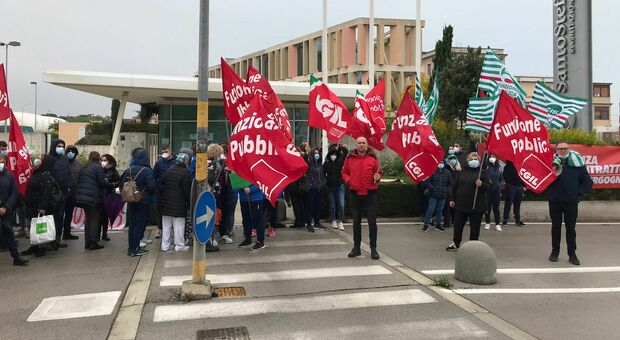 I lavoratori della sanità privata: «Contratto o sciopero generale». Protesta davanti alla sede del Santo Stefano, oggi incontro decisivo in Regione