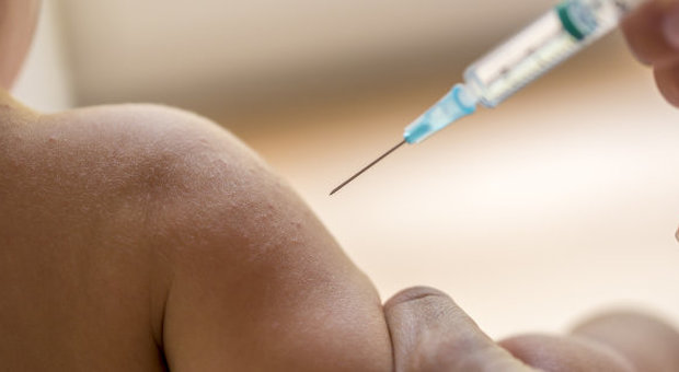 Mamma vegana si rifiuta di far vaccinare i figli, il giudice la obbliga