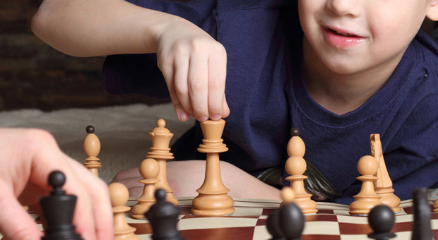 Sesso e video hot con 2 allievi, 6 anni e mezzo al maestro di scacchi