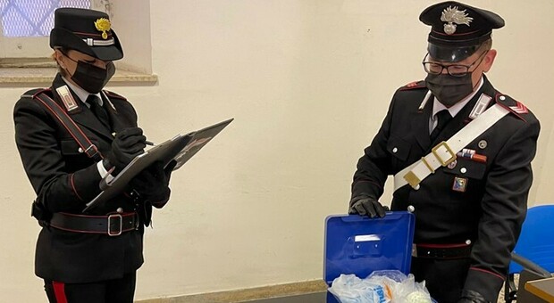 Droga nel garage e in auto e quasi 20mila euro in contanti: doppio arresto dei carabinieri