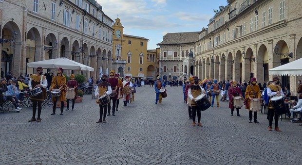 Il Corteo della Cavalcata in piazza a Fermo