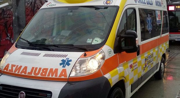 Ancona, violento frontale vicino al semaforo: tre persone all'ospedale