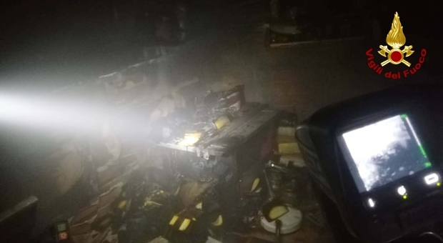 Materiale ammassato nel garage in fiamme: il locale non è più fruibile