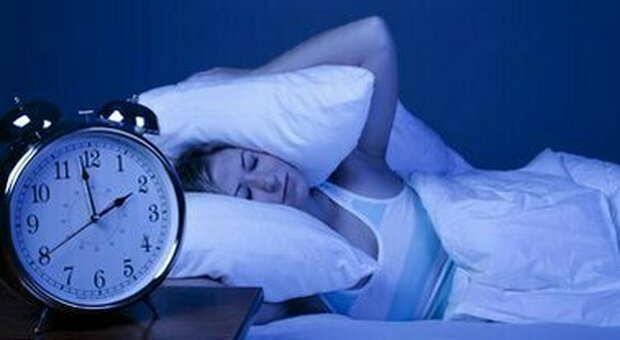 Omicron, paralisi del sonno tra i sintomi più temuti: cosa è il disturbo della fase Rem