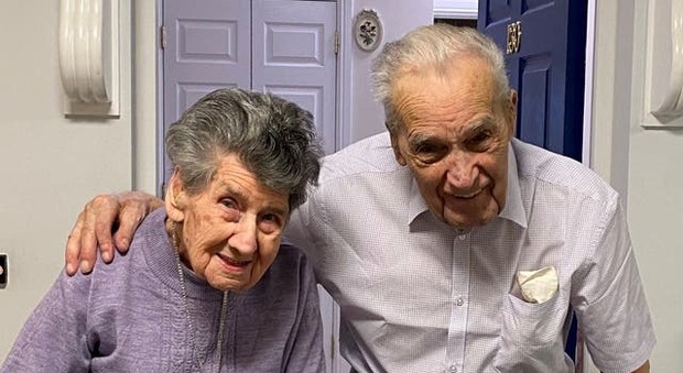 Ron e Joyce, sono loro la coppia più longeva d'Inghilterra: hanno festeggiato 81 anni di matrimonio