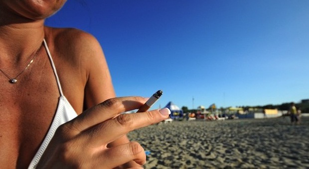 Vietato fumare in spiaggia, allo stadio e nei parchi: nuova stretta del ministero