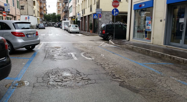 Via Mazzini, la strada è oggettivamente ridotta in pessime condizioni