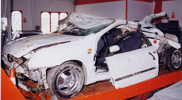 La Fiat Brava distrutta dopo l'impatto contro un albero nell'incidente di Casenuove di Osimo dell'aprile 2001