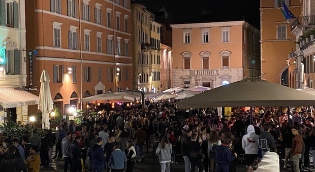 Una serata di movida in piazza del Papa ad Ancona