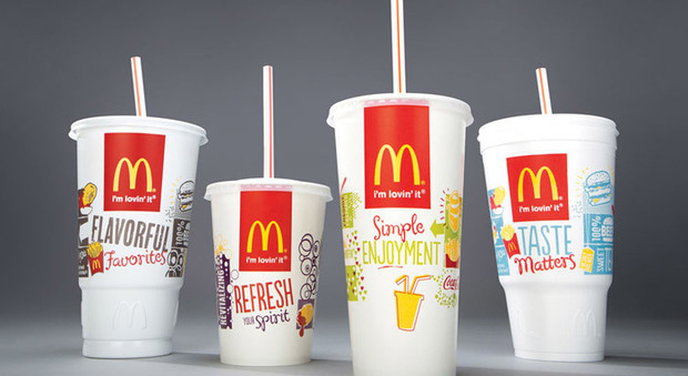 McDonald's dice addio alle cannucce di plastica e le sostituisce con la carta, ma i clienti si lamentano