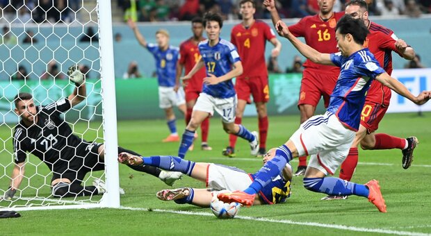 Il gol del Giappone contro la Spagna fa discutere: palla dentro o fuori?