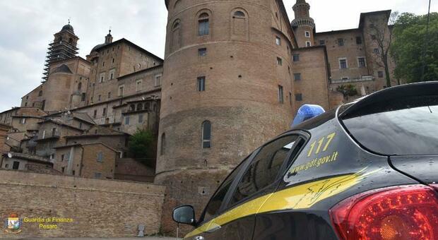 Urbino, l'evasore fiscale chiede il dissequestro dei beni ma con documenti fasulli: scatta un'altra denuncia