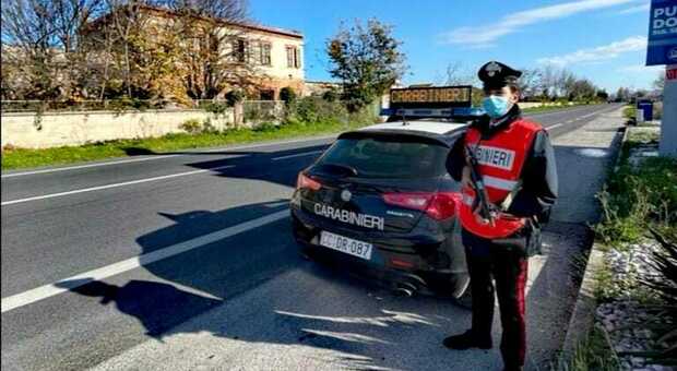I carabinieri hanno denunciato il 50enne senza mascherina