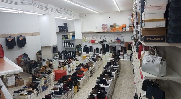 Due italiane sfruttate in un negozio cinese: le pagavano un euro e 60 all’ora